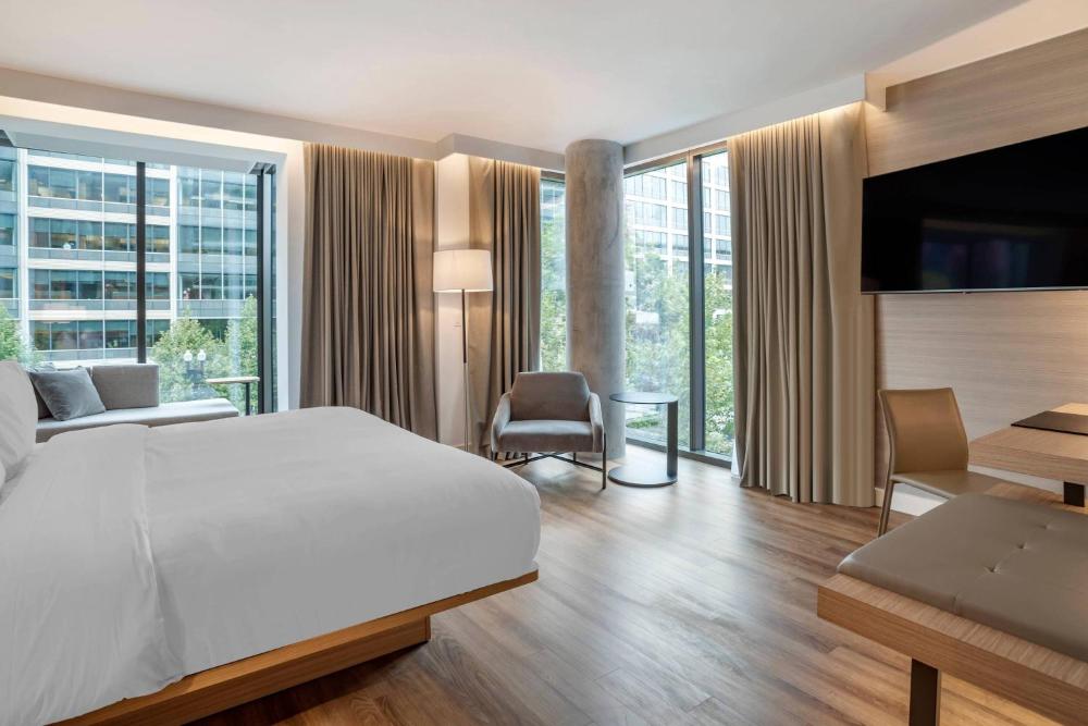 Guest room, 1 King, Corner room interior